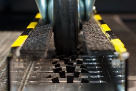 Wheel cleaned by lateral brushes and rotating round brushes from below